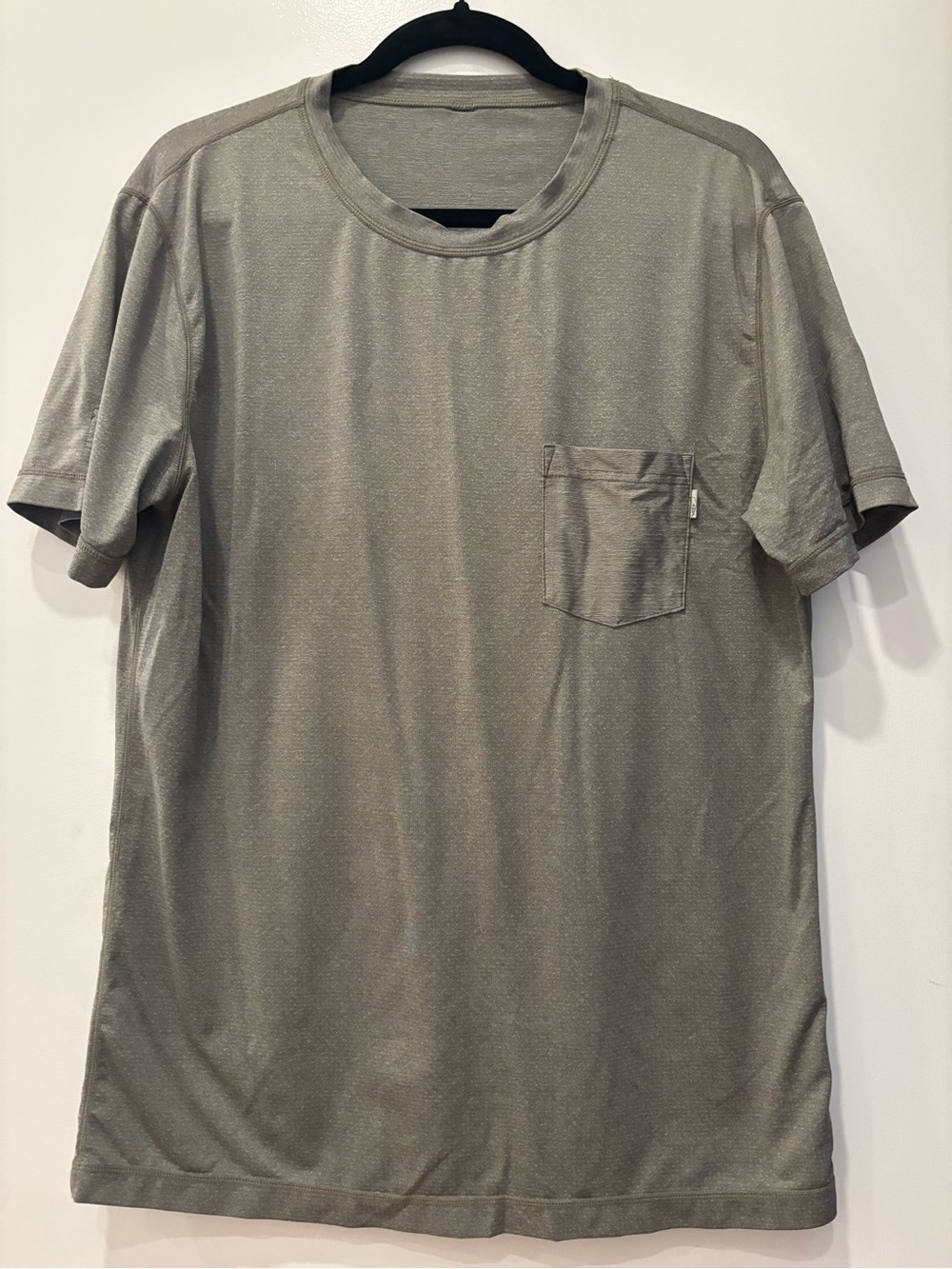 Vuori men's Tradewind Performance Pocket Tee technical Athletic Workout T-Shirt